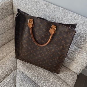 SALE!!! Louis Vuitton Sac Plat 👜